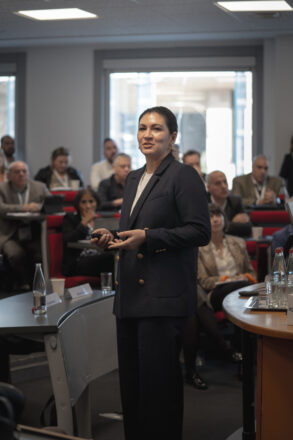 Dr. Ana Procópio Schön präsentiert emba X beim MERIT Summit